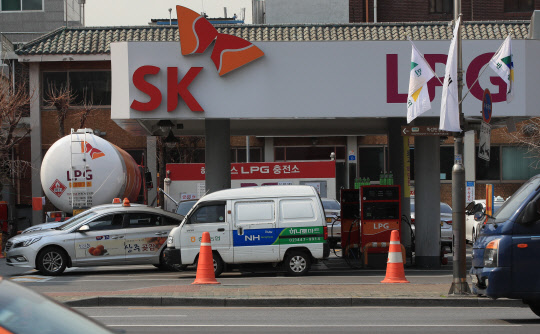 정부는 액화석유가스(LPG)의 안전관리 및 사업법 개정안을 통해 LPG의 자동차 연료 사용 제한을 폐지했다. 일반인도 제한 없이 LPG 차량을 구매할 수 있도록 한 것이다. 한편 23일 보통 휘발유 판매가격은 전주대비 ℓ당 16.2원 상승한 1천375.5원이었다. 연합뉴스
